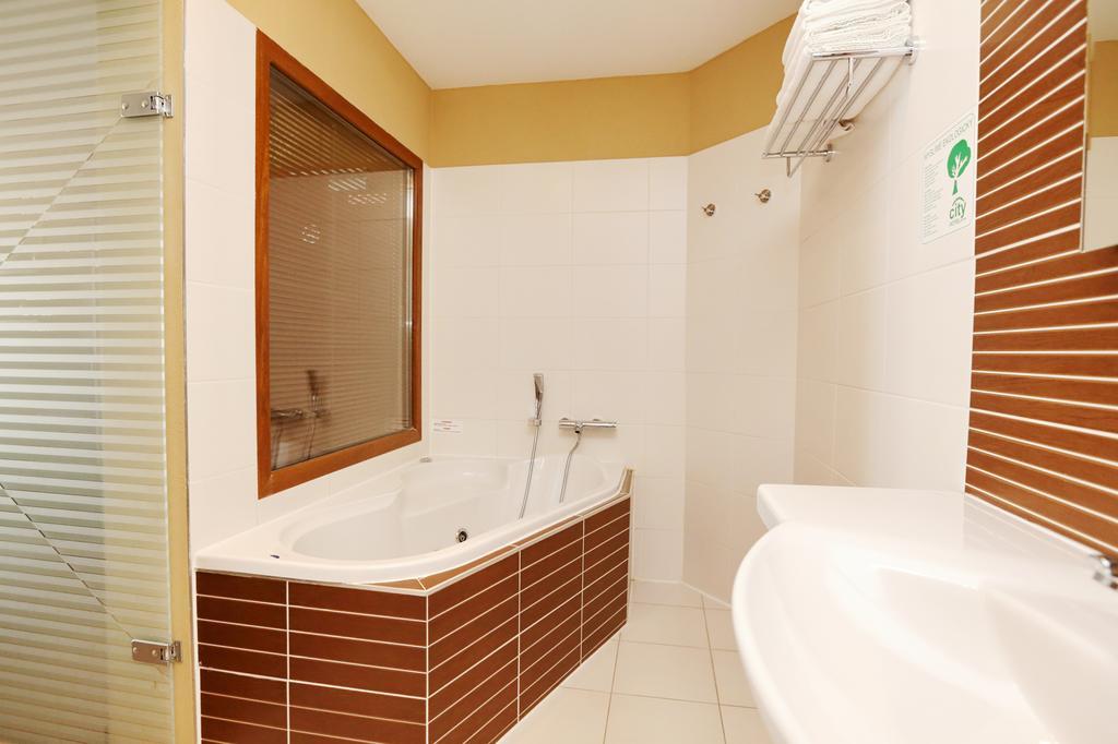 City Hotel Nitra With Free Parking المظهر الخارجي الصورة